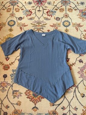 Oh My Gauze! Dusty Blue Gauze V-Neck Asymmetric Top SZ 1